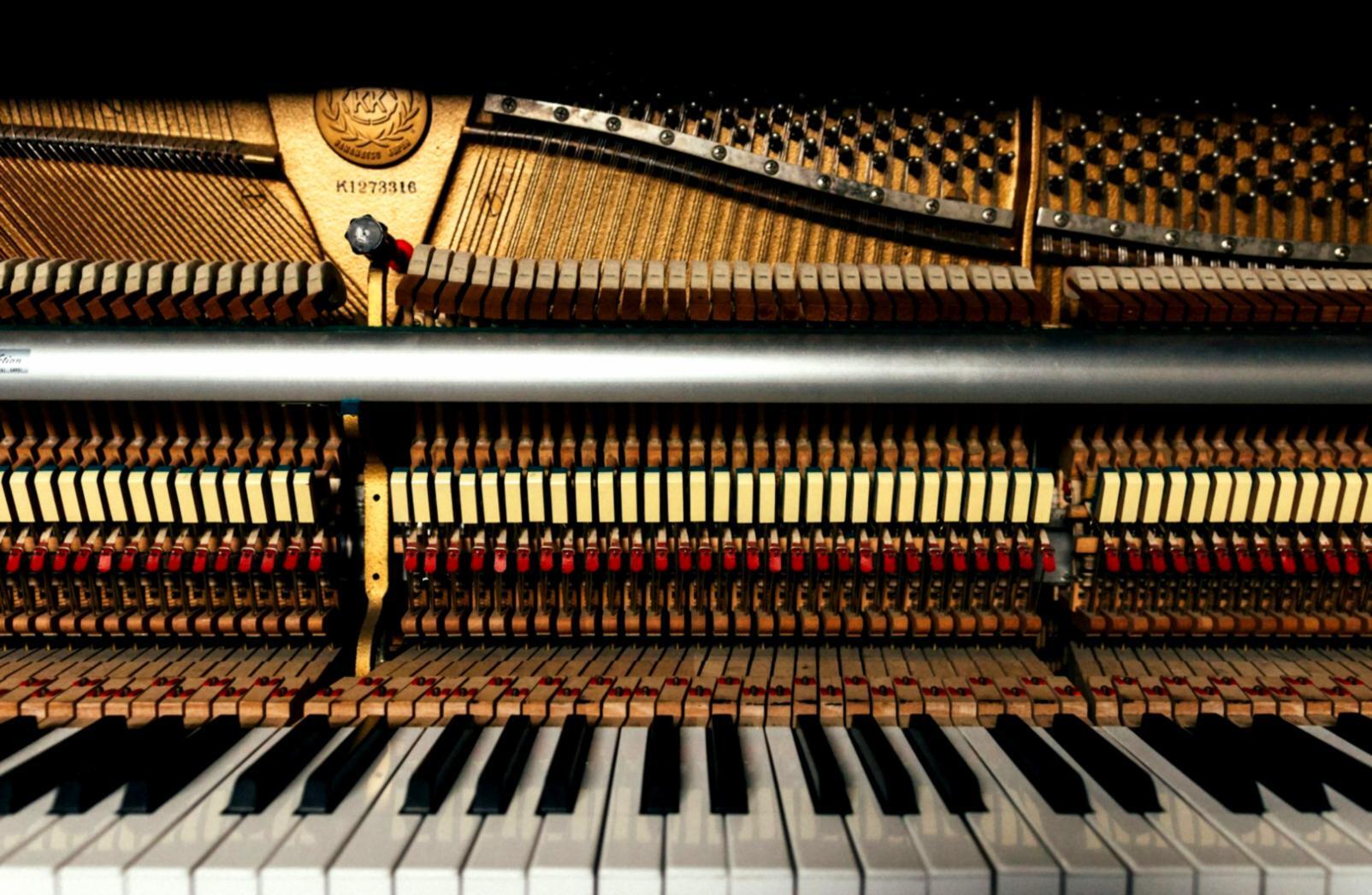 Studio di registrazione moderno con attrezzature professionali